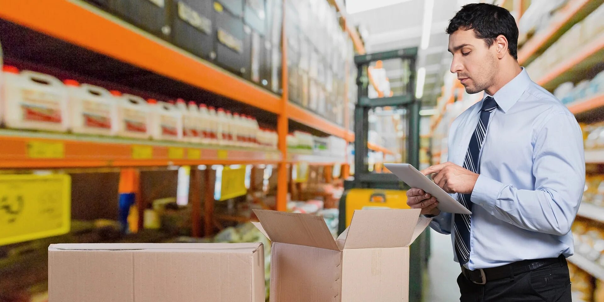Поставка товара. Упаковщик на склад. Сборные грузы. Поставка товара на склад. Склад поставщика.
