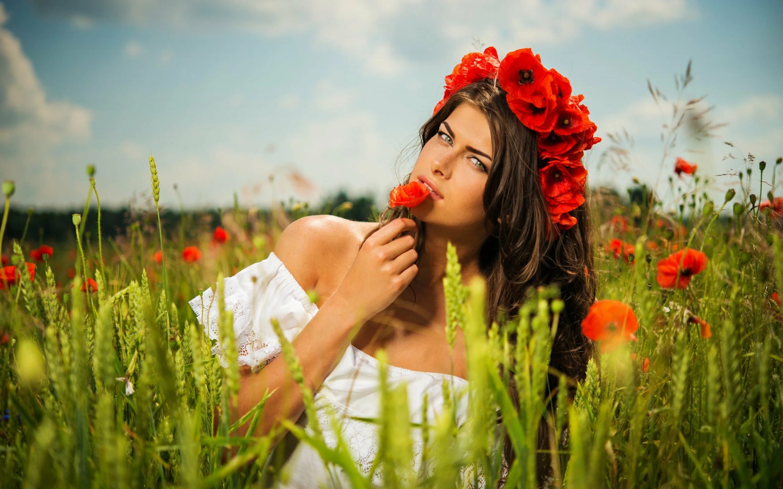 Девушка в венке из полевых цветов. 11июнч день женского счастья. С праздником женского счастья. Международный день женского счастья открытки. 18 июня женщин.