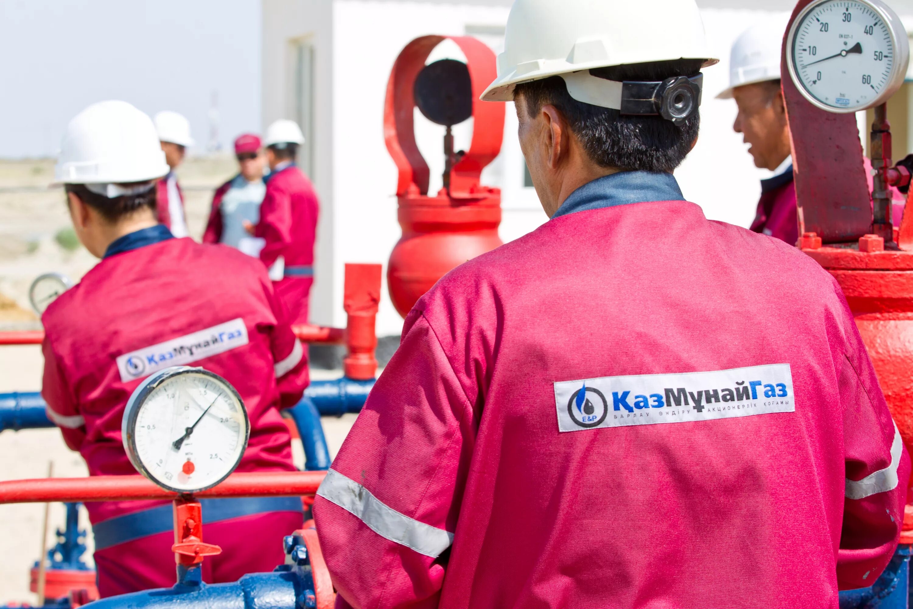 Нефтяная вышка. Нефтяная компания озенмунайгаз казахстан. Ао «нк казмунайгаз» логотип. Нефтяные вышки казахстана. Қазмұнайгаз логотип.
