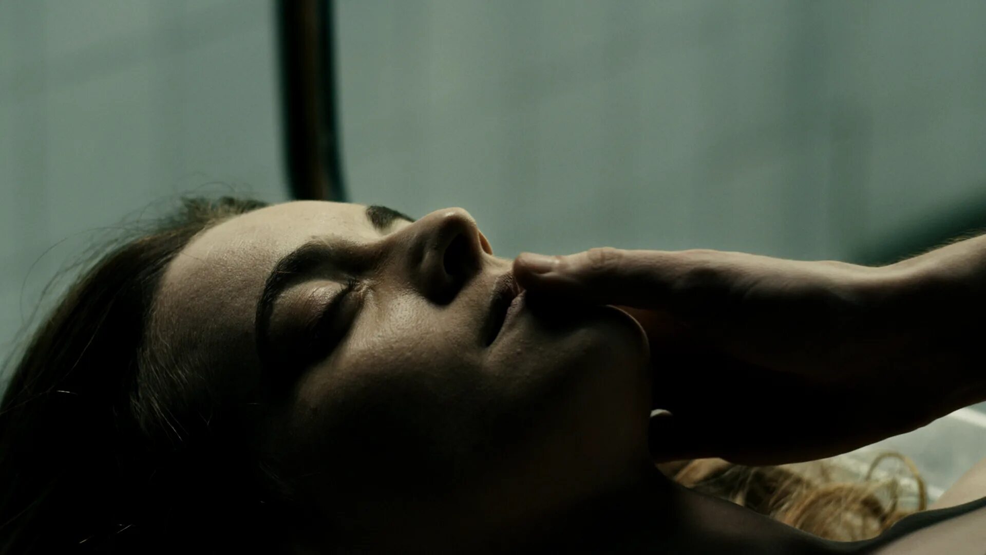 Charles perrault sleeping beauty. игра джералда стивен кинг фильм. дневники вампира йен гей?. хемлок гроув сериал поцелуй. влечение к мертвым.