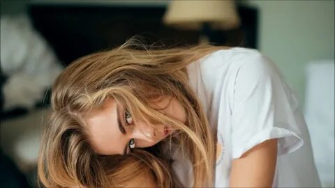Девушка смотрит 18