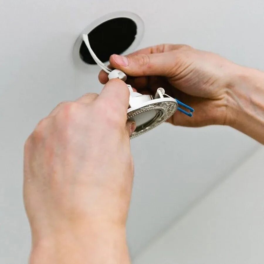 Киа опьима зашелка воздухана. Светильник мебельный для санузла. Монтаж потолочных светильников. Как поменять лампу в зеркале. Как поменять лампу в зеркале.