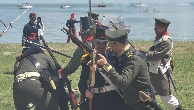 Крымский военно-исторический фестиваль в севастополе. Реконструкции в крыму. Реконструкции в крыму. Реконструкции в крыму. Реконструкция обороны севастополя.