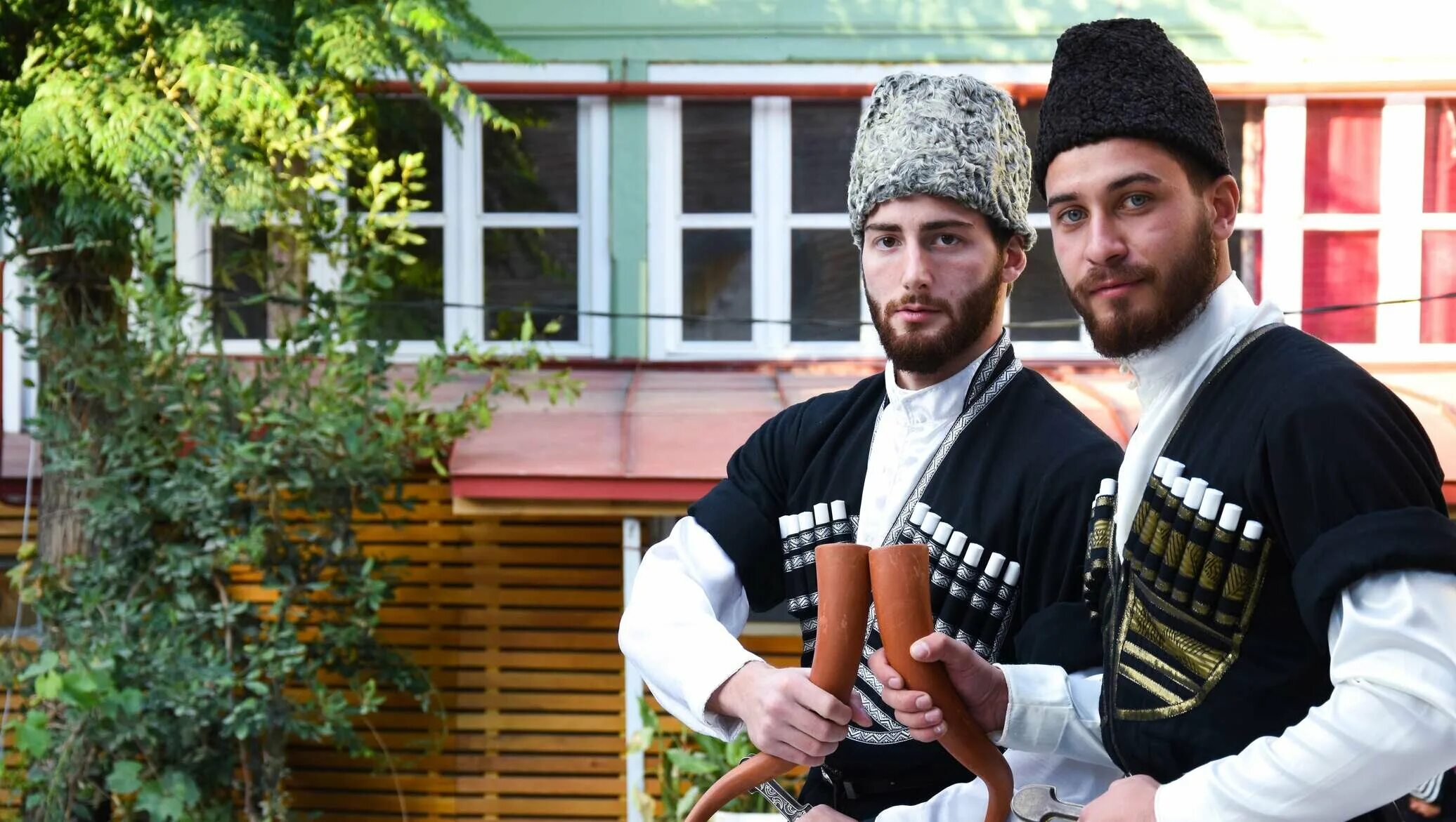 Грузинские фото. Грузины. Грузины долгожители. Грузины друзья. Грузины обнимаются.
