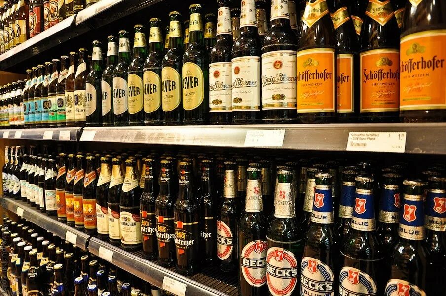 До скольки работает пивной. Пивные магазины в баварии. пиво в супермаркете мюнхена. бавария пивной магазин.