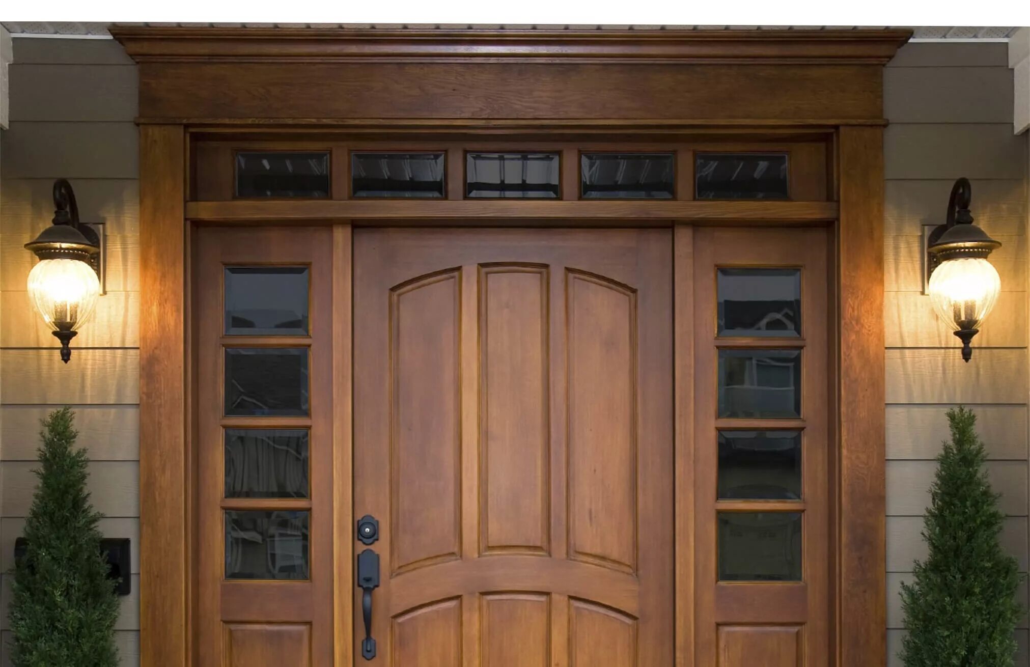 Купить дверь деревянную входную в дом. Дверь входная деревянная. Деревянная входная дверь в частный дом. Деревянная входная группа. Входные деревянные двери в квартиру.