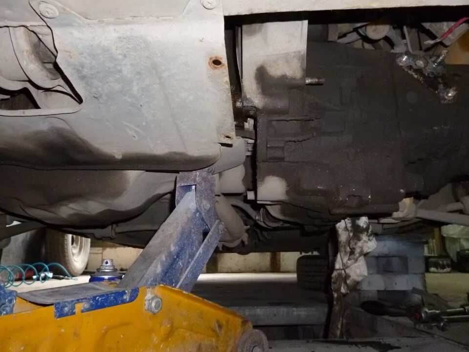 Как снять кпп 2110 без ямы Замена сцепления.Без ямы, Один! Lada 21124, 1,6 л, 2007 года запчасти DRIVE2