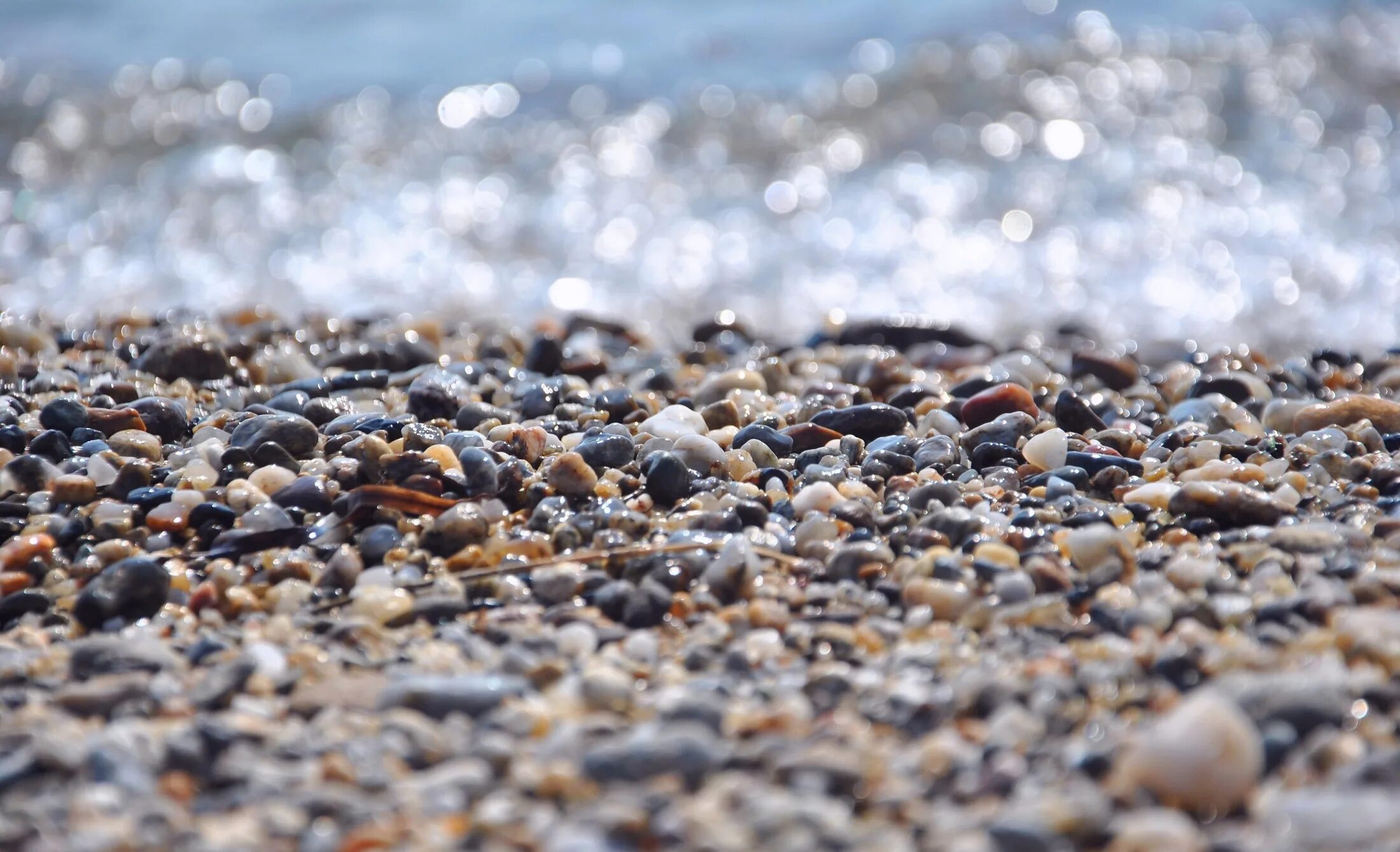Маленькая песчинка. Кама галечный пляж. Балтийск галечный пляж. Море пляж галька.