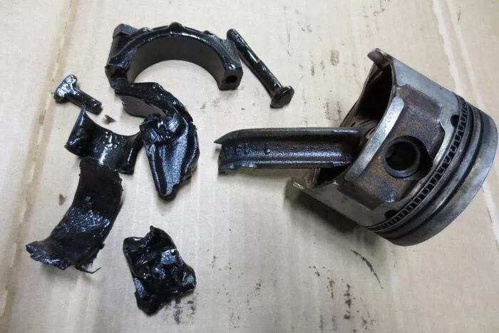 Крышка шатуна. Сломанный шатун. Кулак дружбы ваз 2112. На шатуне провернуты вкладыши rvr. Шатун двигателя после гидроудара.