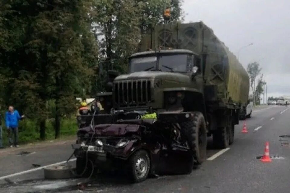 Урал фс 9 декабря. Авария ярославль военная колонна. дтп в ярославской области с военной колонной. урал 4230 военный авария.