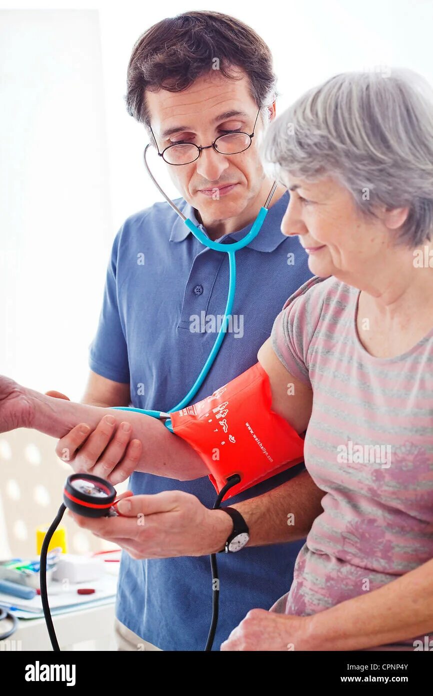 Гипертония у пожилых людей. Гипертония у пожилых людей. Заболевания пожилых. Медсестра и пожилой человек. Гипертензия у пожилых.