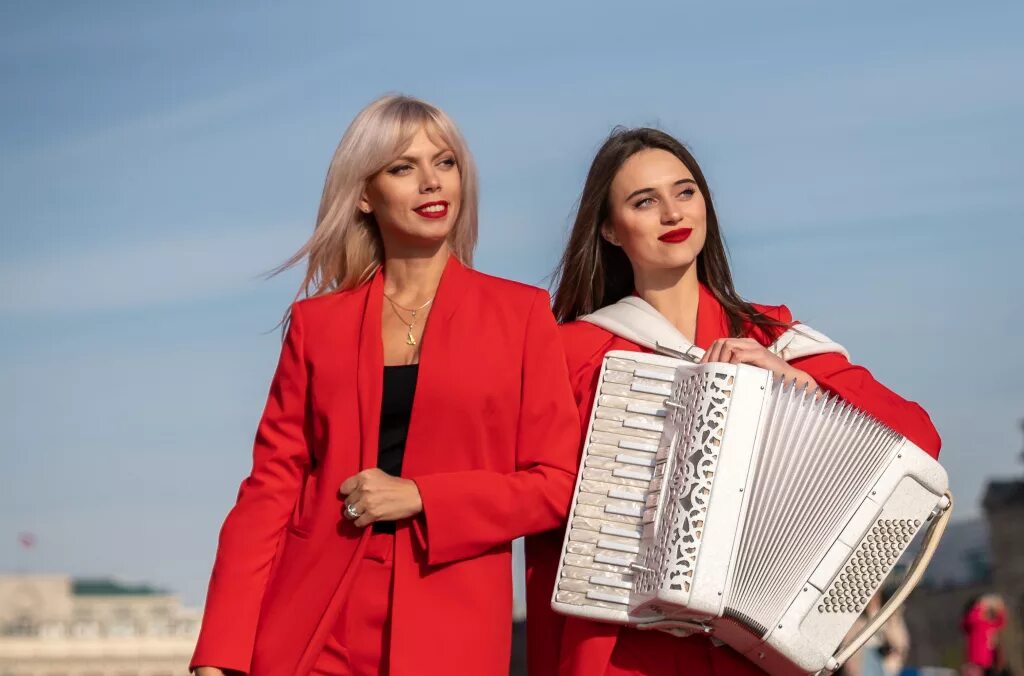 Дуэт любаня наталия липовцева. Аккордеонистки россии дуэт любаня. Дуэт любаня аккордеон имена девушек. Дуэт аккордеонисток любаня. Дуэт любаня любовь аханова.