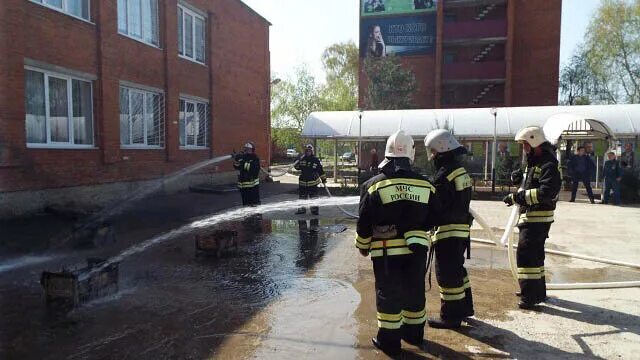 Майкопский Индустриальный техникум Майкоп. 6 Колледж Майкоп. Политехнический колледж Майкоп 35. Майкоп улица Крестьянская техникум.