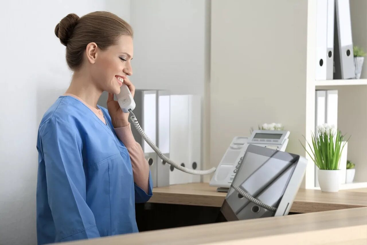 Администратор в больнице. Красивый врач. Врач и пациент. Администратор клиники фотосток. Идеальный администратор.