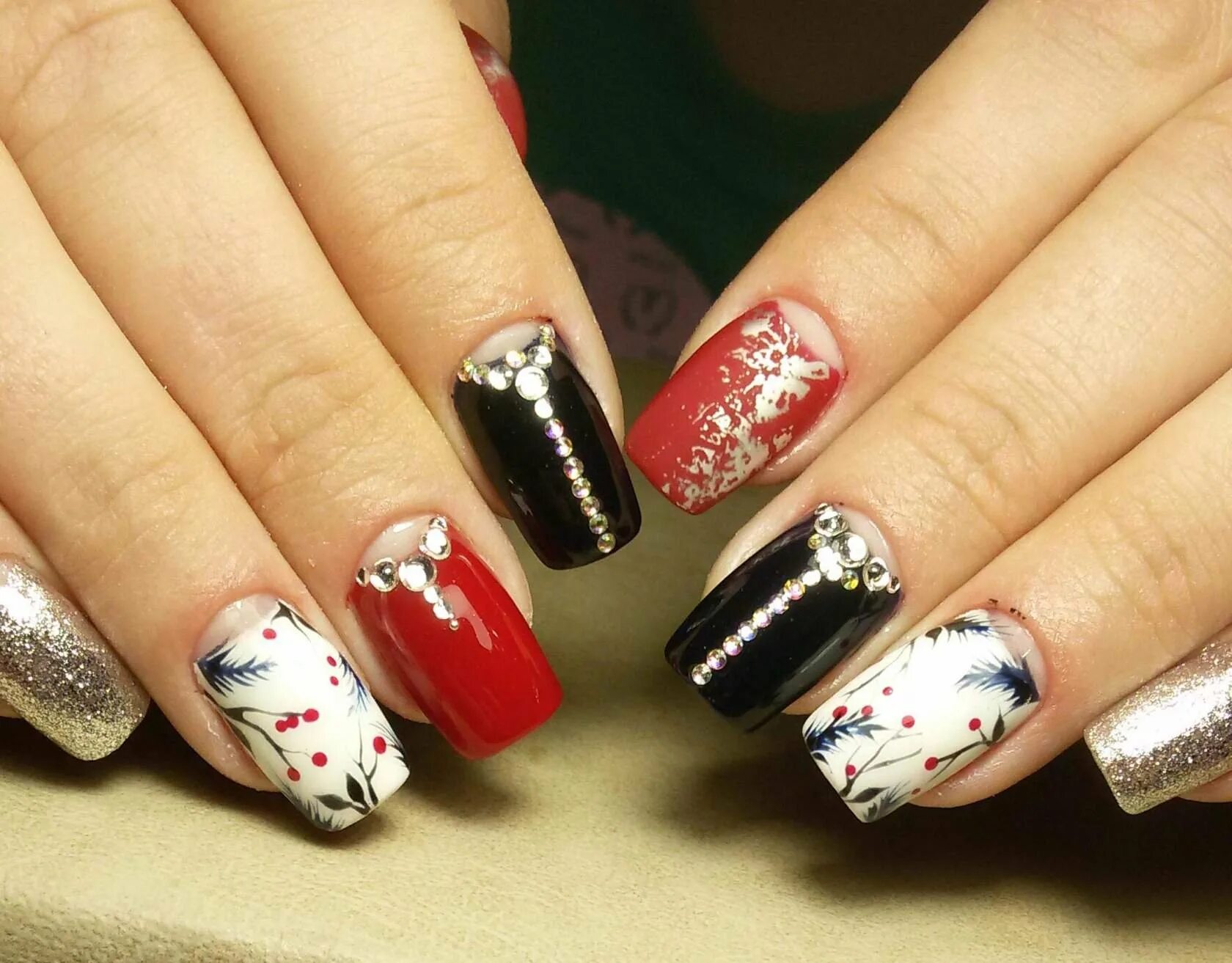 Зимний маникюр. Новогодний маникюр. Маникюр с синим лаком новогодний. Новогодний маникюр 2022. Модный интерьер.