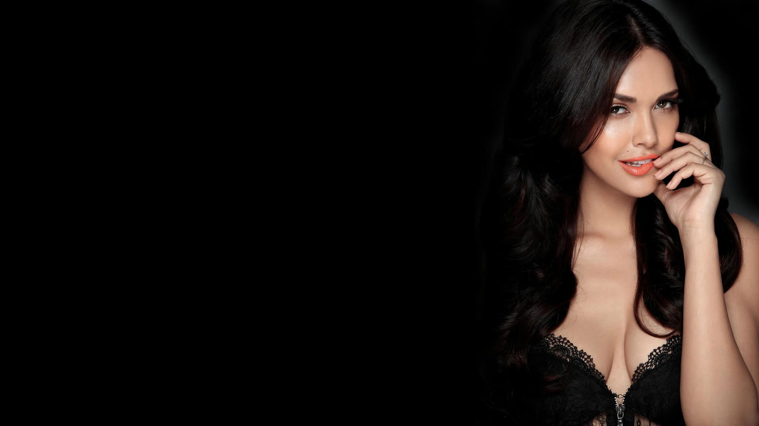 Эша гупта. Девочки на темном фоне. Девушка на темном фоне. Фотосессия на темном фоне. Хилари суонк горячие.