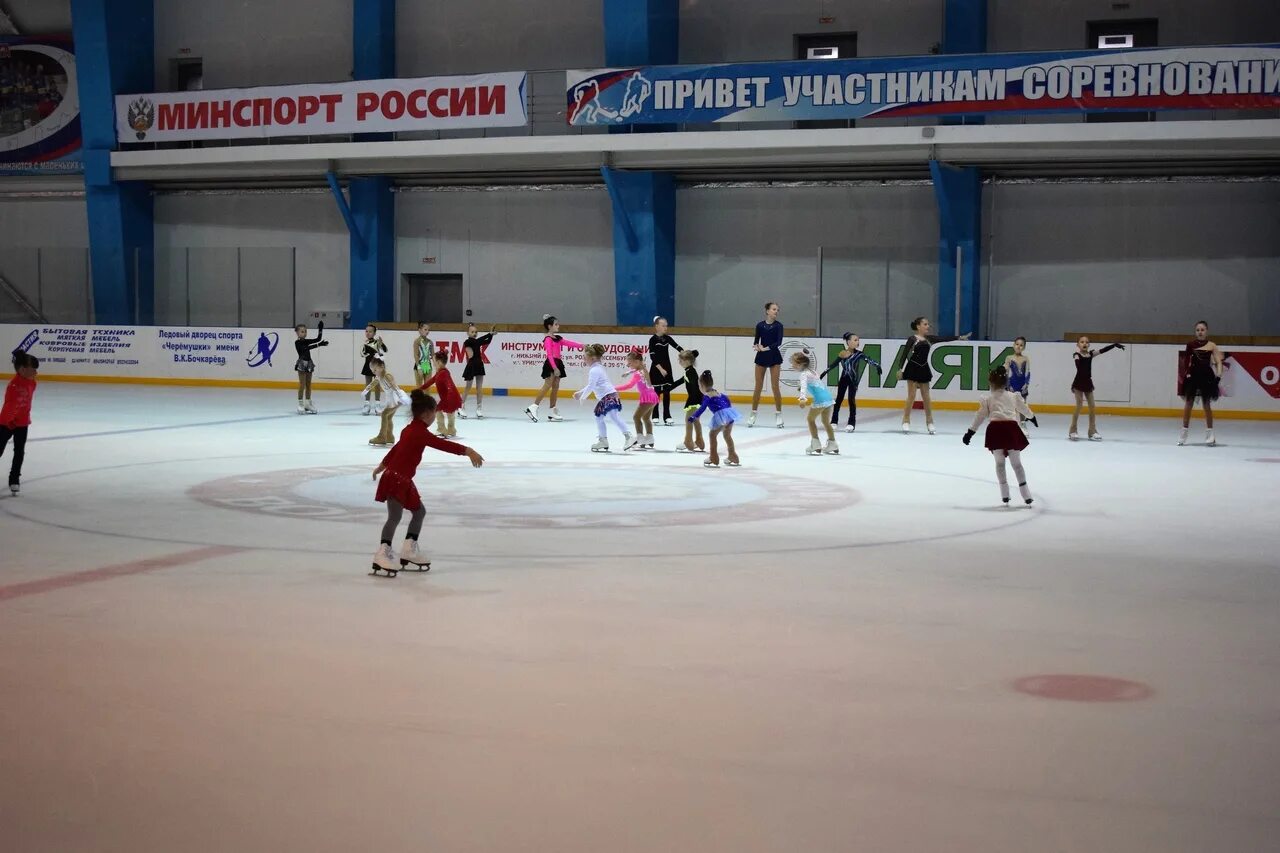 28 января ледовый дворец. Ледовый дворец фигурное катание. Ледовый дворец маяк трудармейский. Ледовая арена чебаркуль. Ледовый дворец нижний ломов.
