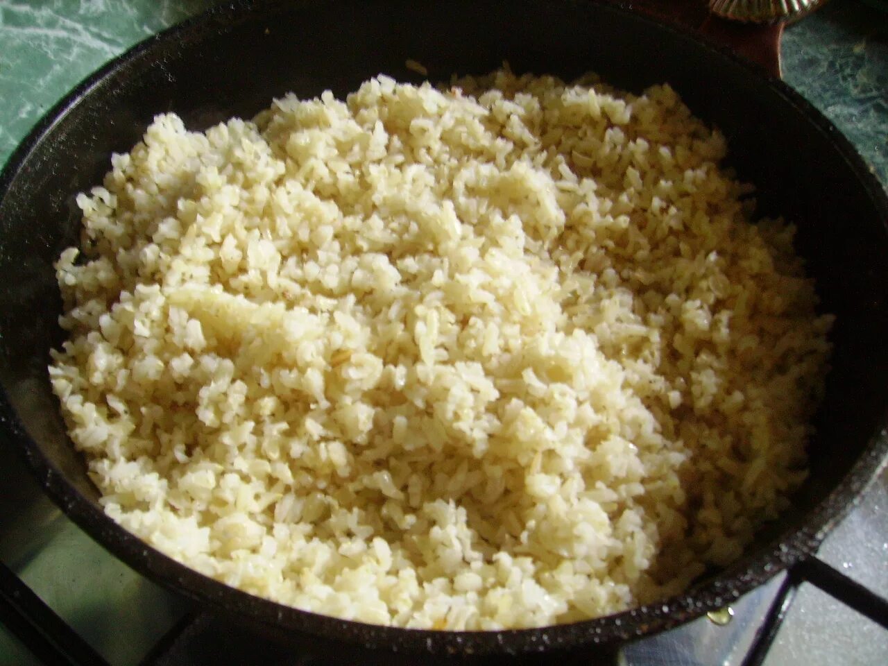 булгур. рис на сковородке. рис на сковороде со сливочным маслом. рассыпчатый жареный рис. как сделать рассыпчатый рис в сковороде.