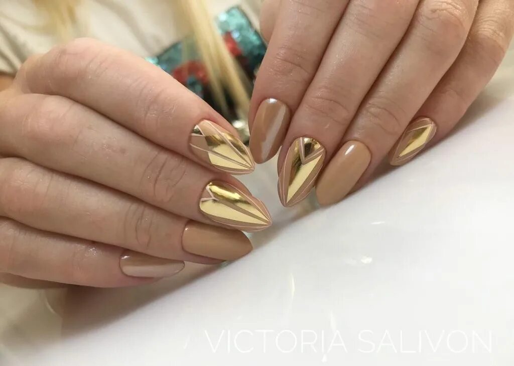 Маникюр осень 2022 модные золотой втиркой. Золотые ногти. Черный маникюр с золотой втиркой 2022. Маникюр с золотой втиркой. Золотые ногти.