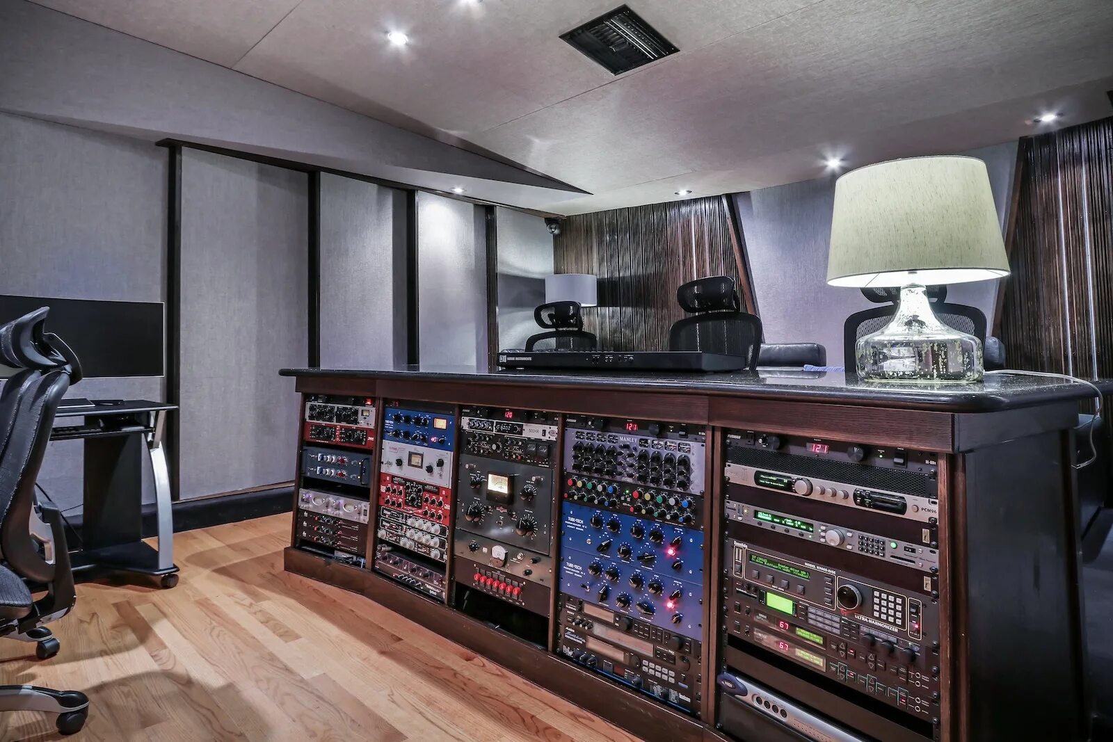 W studio. Студия звукозаписи los Angeles. Студия звукозаписи East West Studios. Студия звукозаписи East West Studios (Лос-Анджелес, США, 2008г.). Студия звукозаписи в Лос Анджелесе.