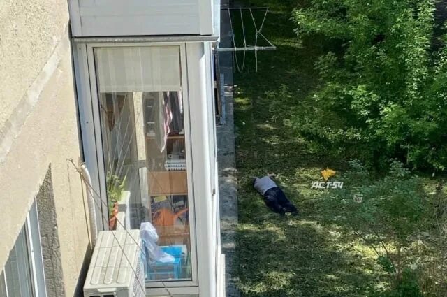 Сонник выпасть из окна. Мужчина выпал из окна 02.06.2022 Киров. В Туле выпал парень из окна. Тула из окна.