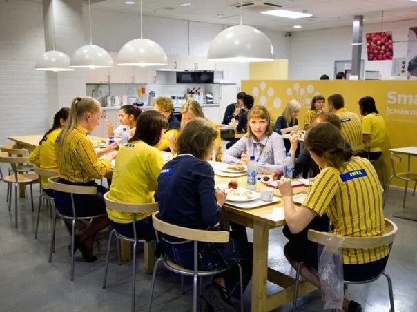 Швеция магазин икеа. Ikea в Швеции. Икеа сотрудники. Швеция работники. Икеа поддержка