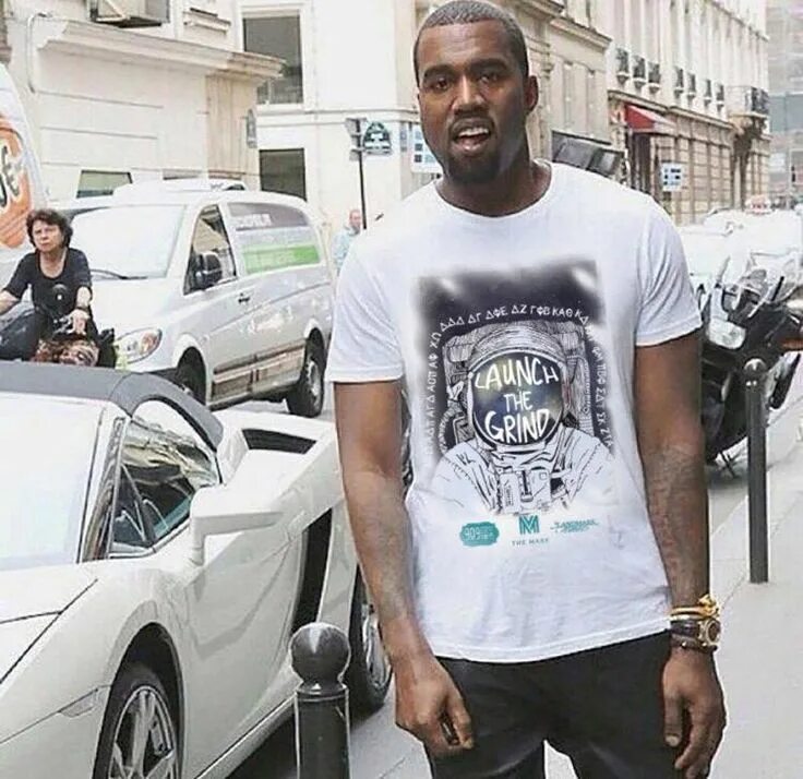 Канье уэст white. Канье уэст в футболке на русском. Футболка kanye west. Одежда yeezy kanye west. Adidas kanye west.