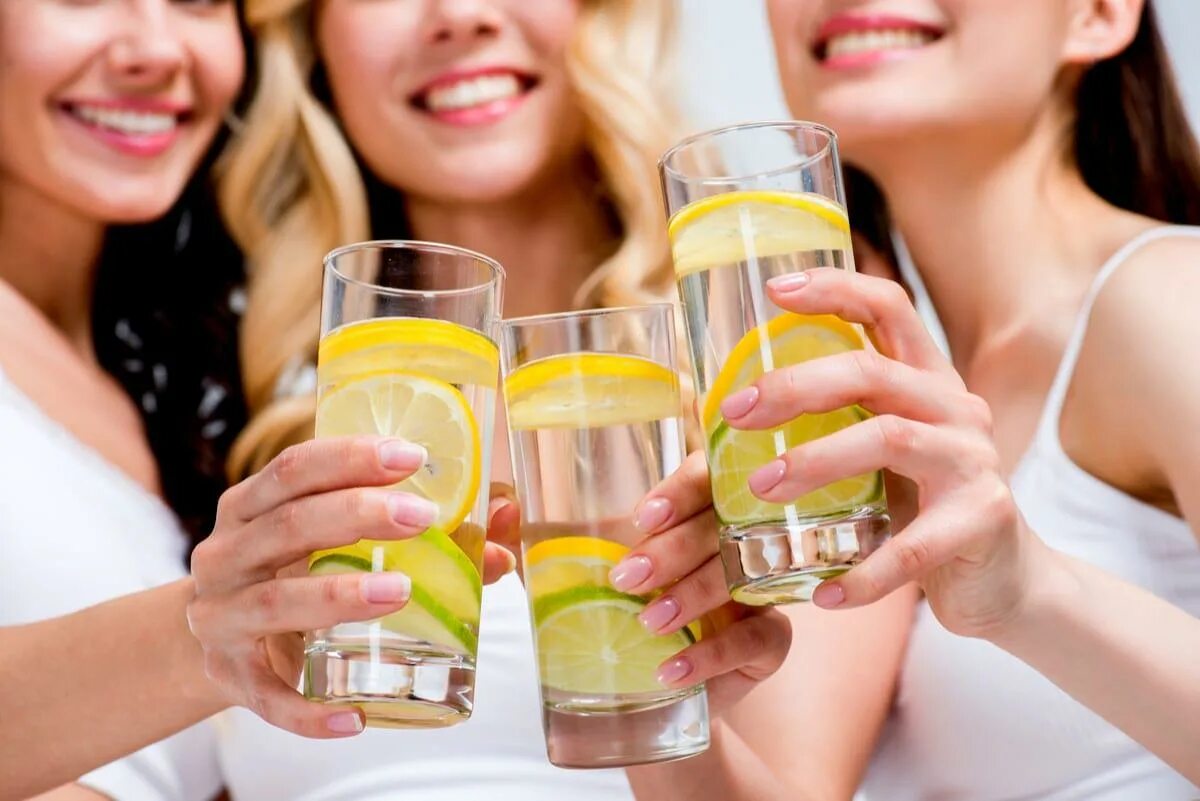 Выпить воды на тощак. Стакан воды с лимоном. Девушка пьет воду с лимоном. Пьет стакан воды. Женщина со стаканом воды.