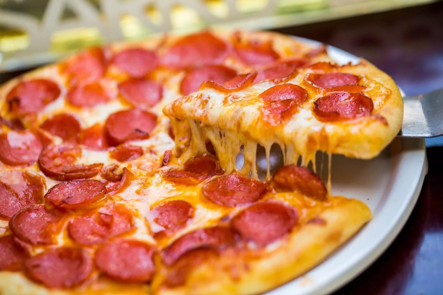 Пицца пепперони. Сочная вкусная пицца. Пицца с сосисками. Сочная пицца пепперони.