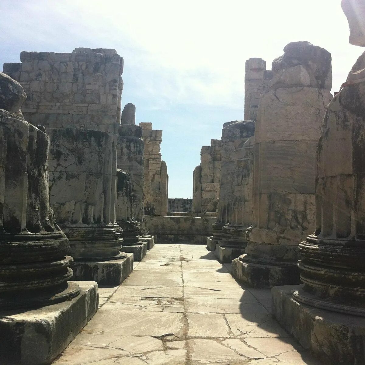 Храм в скале в иордании петра. Город петра в иордании. Сирия архитектура пальмира. Дворец джинны пакистан. Пирамиды луксор египет.