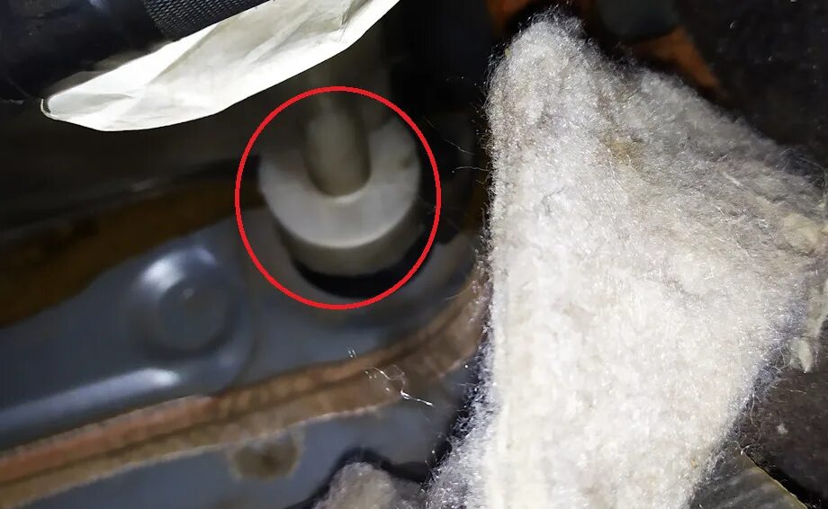 Хендай ix35 слив конденсата. Где находится дренажное отверстие. Дренажные отверстия с лобового стекла альмера классик. Тойота королла 2007 трубка слива конденсата. Дренажная трубка поло седан 2012.