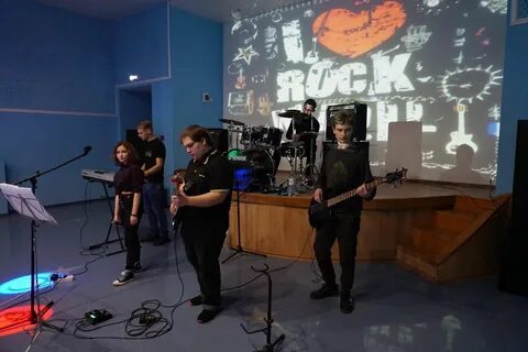 В живую звучит