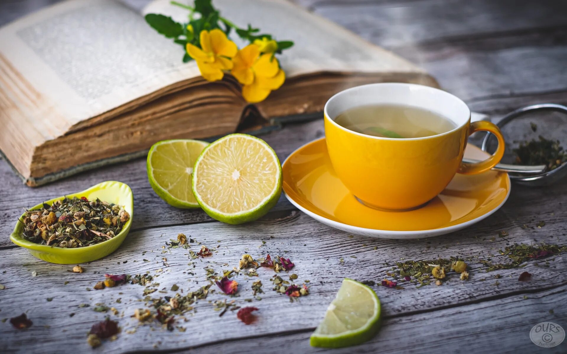 Чай с лимоном. Чашка чая. Обои на рабочий стол чай. Чашка с чаем. Чай на столе фото