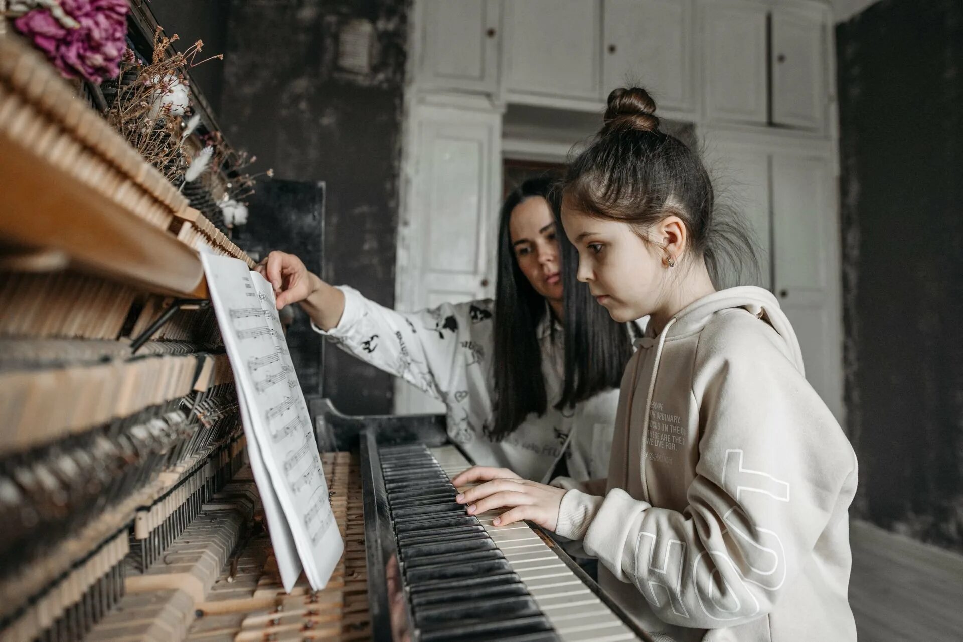 Будьте добры музыка. Девушка за фортепиано в лесу. Девушка играющая в лесу на фортепиано. Пианино в лесу. Девочка лес фортепиано.