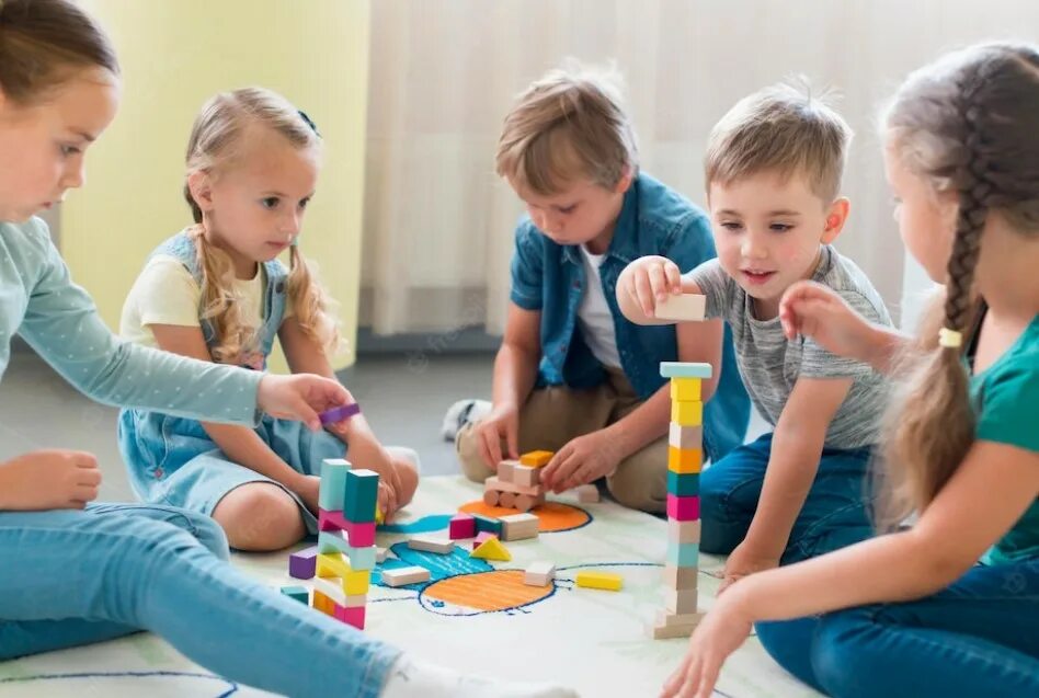 Занятия для детей. Дети играют. Общение детей дошкольного возраста. Социализация в дошкольном возрасте. Позитивная социализация в детском садике.