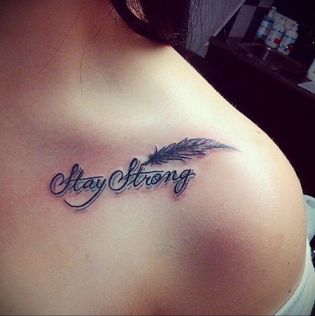 Тату надписиля девушек. Татуировки надписи для девушек. Тату на ребрах. Тату надписи для девушек. Тату на плече для девушек.