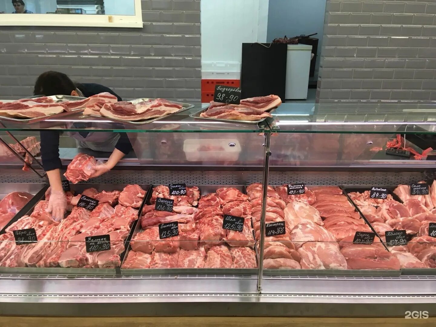 прилавок мясного магазина. сеть мясных магазинов в москве. знаменский магазин мяса в орле. мясная сеть. красивая витрина с мясом.