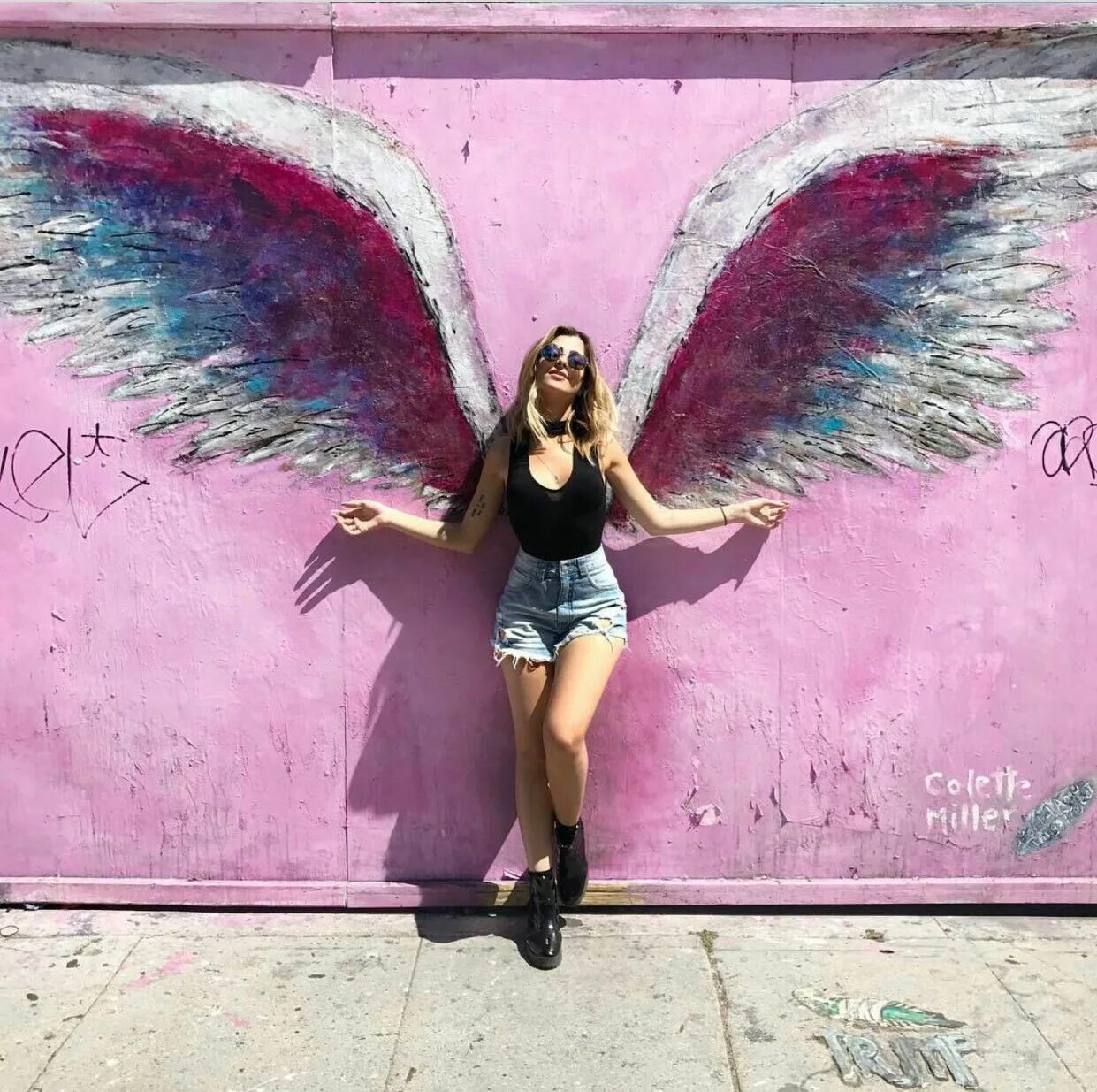 Крылья на кирпичной стене. Граффити крылья. Крылья ангела. Граффити крылья ангела. Граффити крылья.