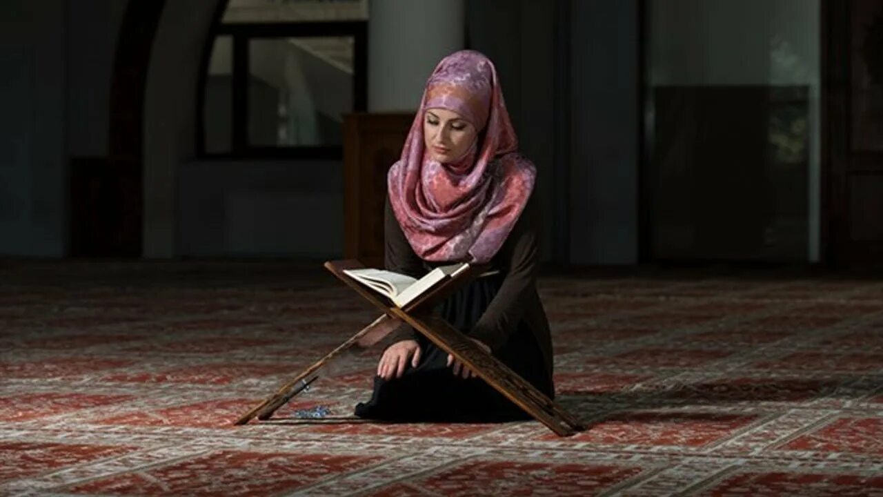 Мусульманка читает Коран. Бабушка читает Коран. Бабушка мусульманка читает Коран. Без платка можно читать коран