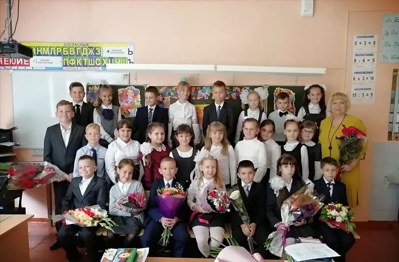 7 школа тихвин. 9 школа тихвин. Моу лицей 8 тихвин. Школа 8 тихвин. Директор школы 7 тихвин.