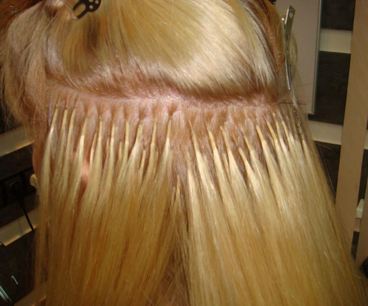 Наращивание волос плюсы. Микрокапсульное наращивание волос. Нарощенные волосы микрокапсулы. Микрокапсульное наращивание волос Diamond hair. Микрокапсульное наращивание 100 прядей.