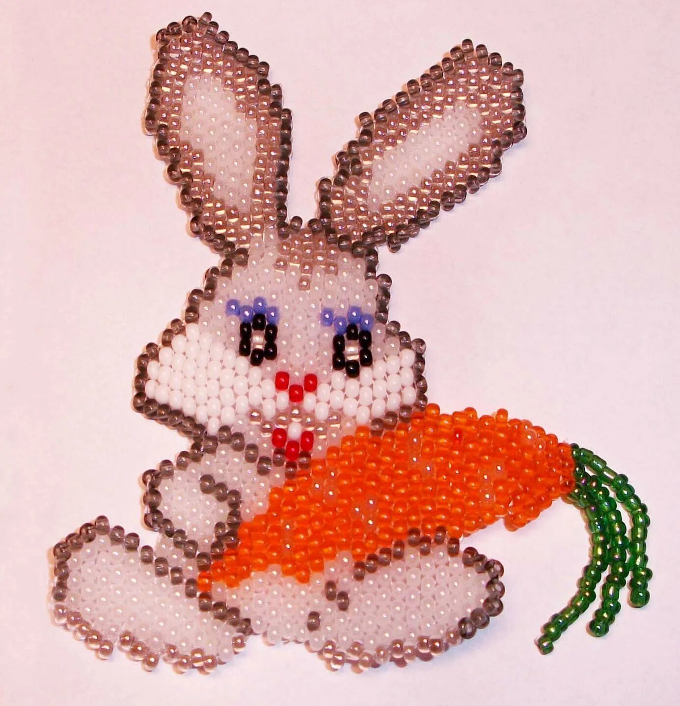 Заяц из бисера плоский. Зайчик из бисера. Фигурки из бисера плоские. Брелок из бисера зайчик. Игрушка зайчик из бисера.