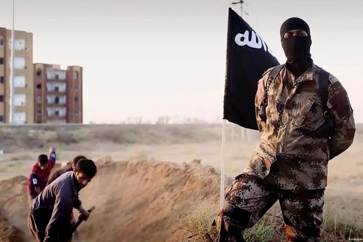 Фото террористов на фоне флага игил. Исламское государство Ирака и Леванта ИГИЛ.