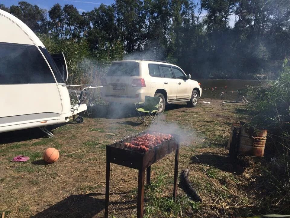 Дачи караван. Прицеп дача. Прицеп дача на природе. Природа с автодомом. Прицеп дом дача.