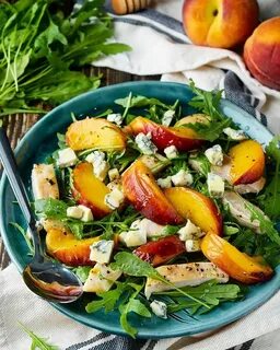 Салат с персиками и сыром