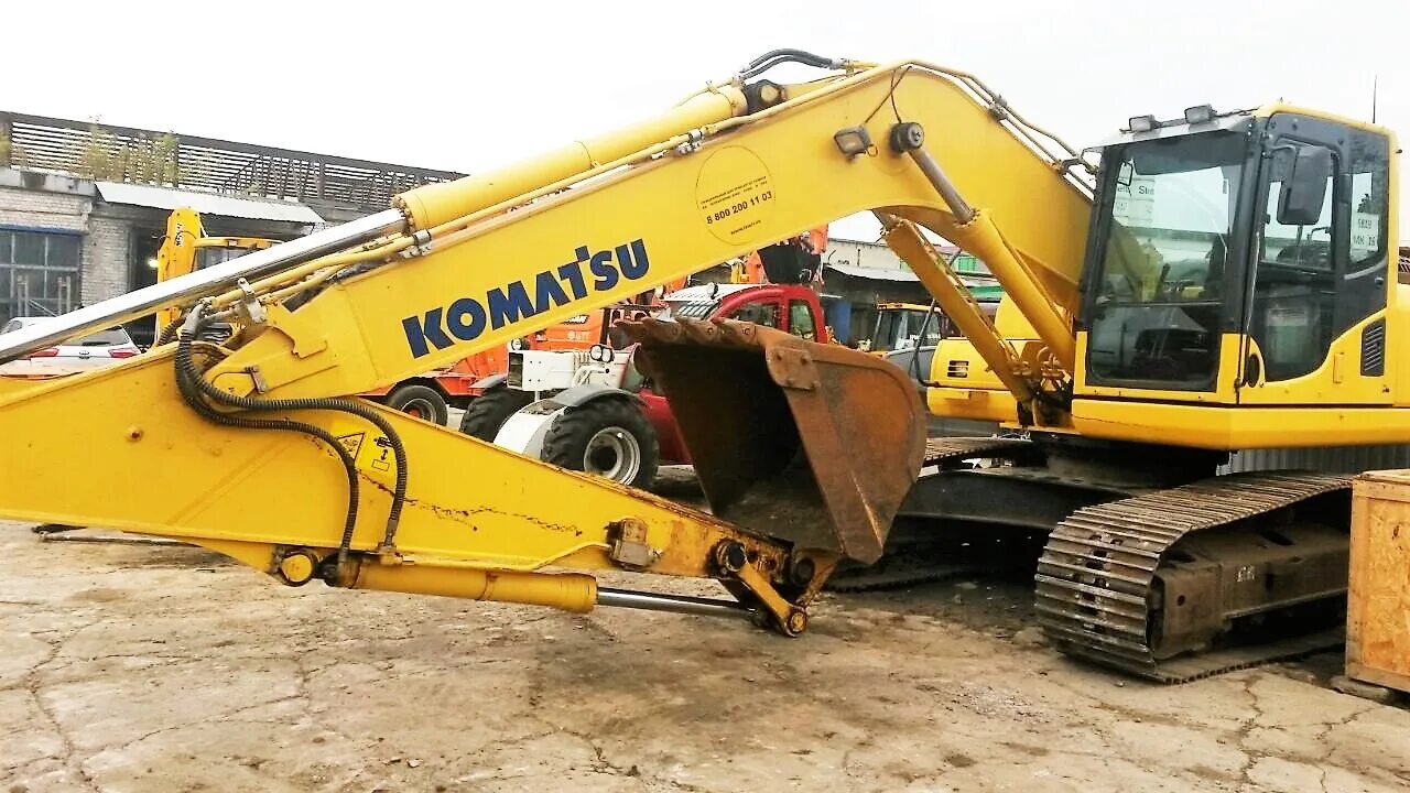 Экскаватор бу ру. Komatsu рс220. Экскаватор Komatsu pc220. Гусеничный экскаватор Komatsu pc220. Комацу 220 экскаватор.