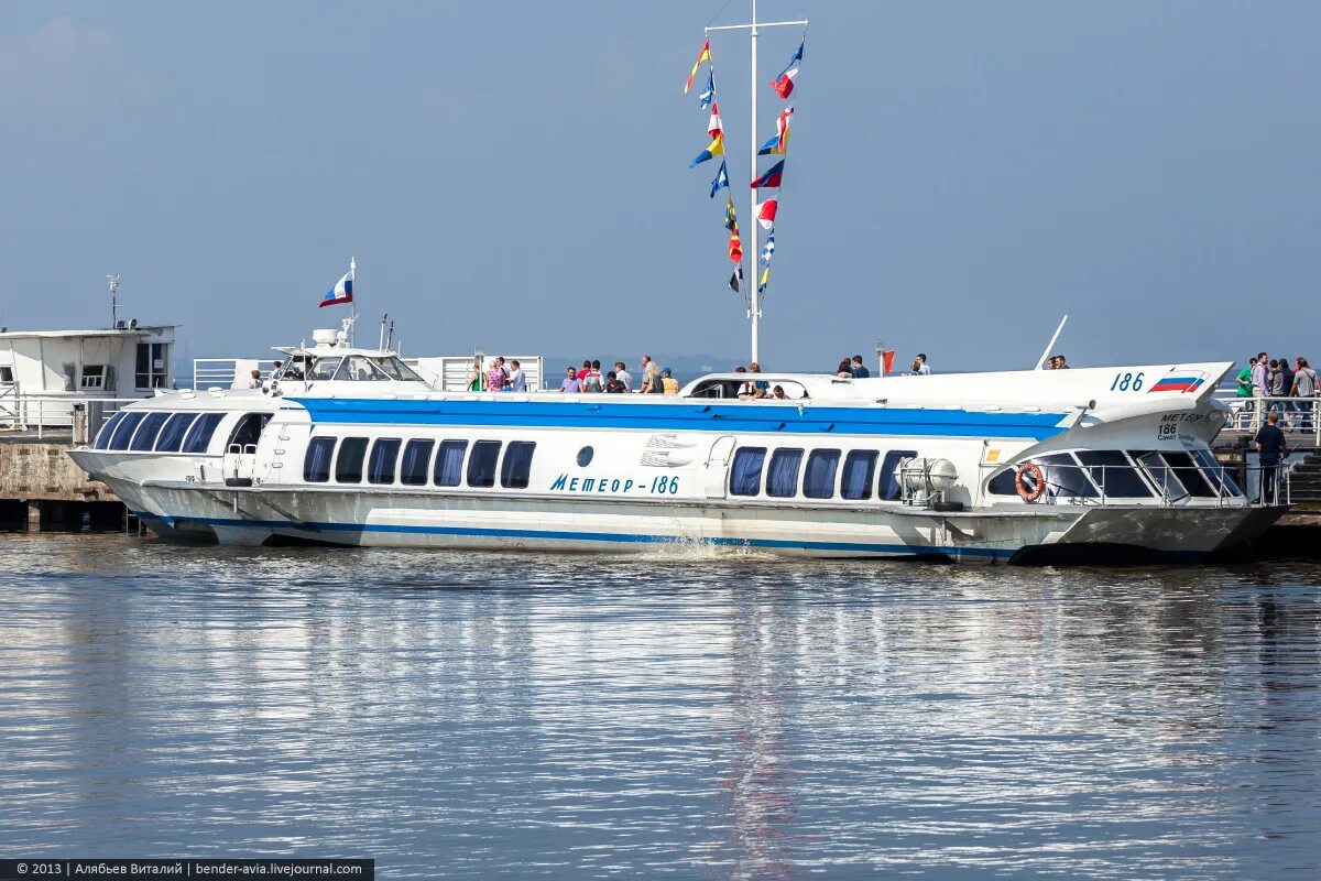 Метеор 218. Маршрут метеора до петергофа. Катер метеор санкт-петербург петергоф. На подводных крыльях метеор петергоф. Теплоход метеор в санкт-петербурге.