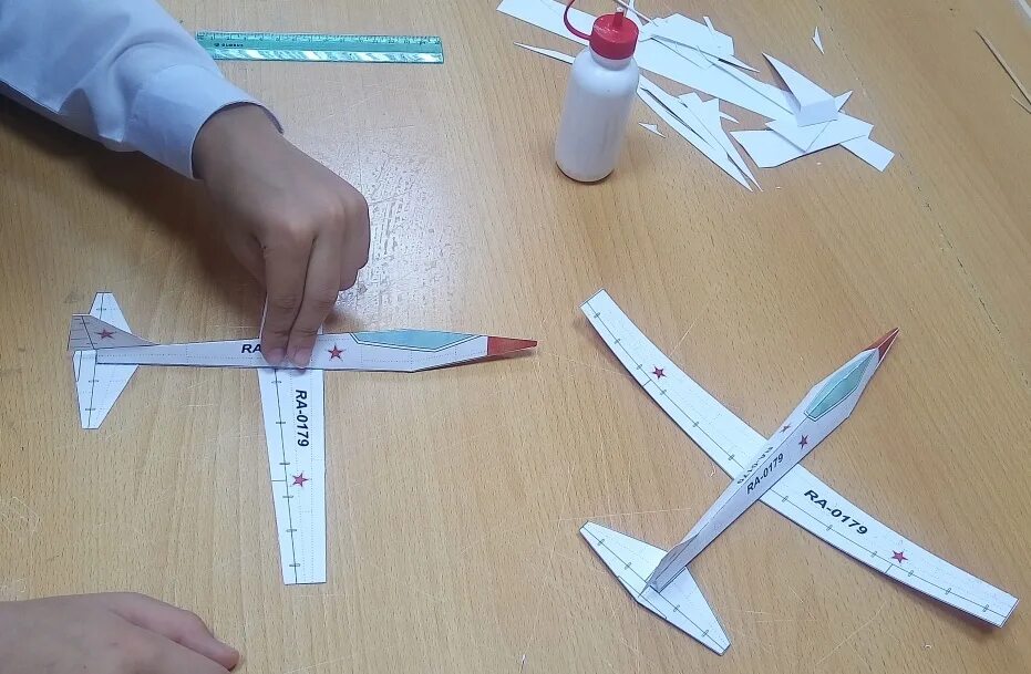 Самолет технология 4 класс. Самолет из картона. Модели самолетов из бумаги. Авиамодели из картона. Модель самолета из картона.