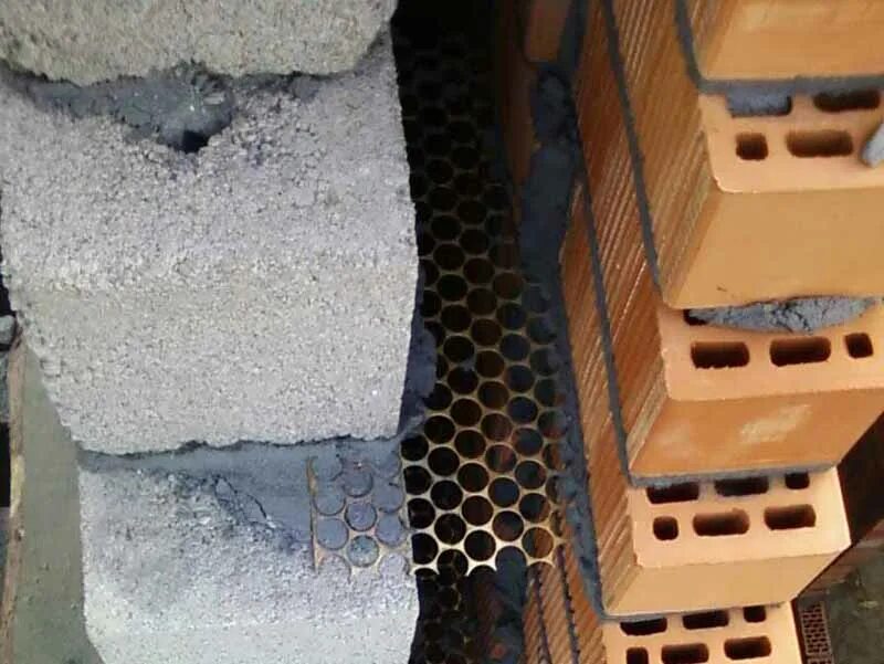 колодцевая кирпичная кладка. между блоком и облицовочным кирпичом. кладочная сетка для керамзитобетонных блоков. кирпич пеноплекс газоблок теплоизоляция. колодцевая кладка с пеностеклом.