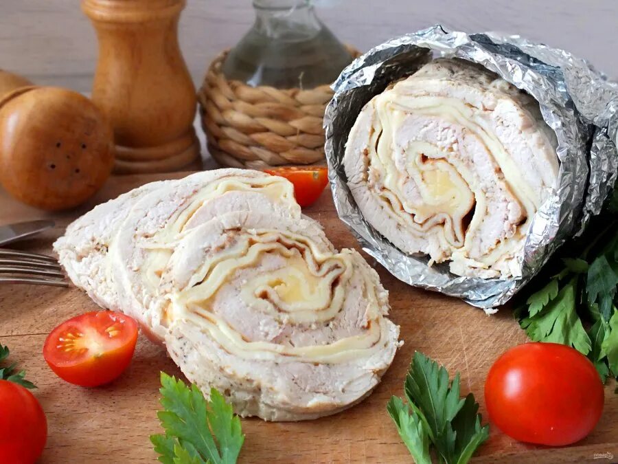 Куриные рулетики с яйцом. Рулет куриный. куриный рулет с яйцом. куриный рулет в яичных блинчиках. рулет по домашнему.